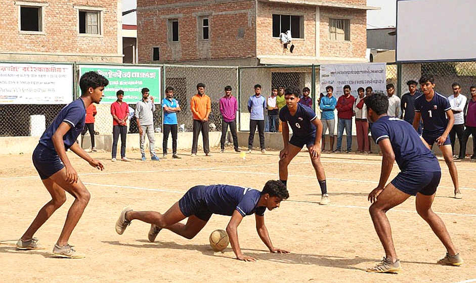 अहमदाबाद में पहले दिन की तालिका झूठ नहीं बोल रही — वह बोल ही नहीं रही, और वजह स्कोर नहीं फ़ॉर्मैट है